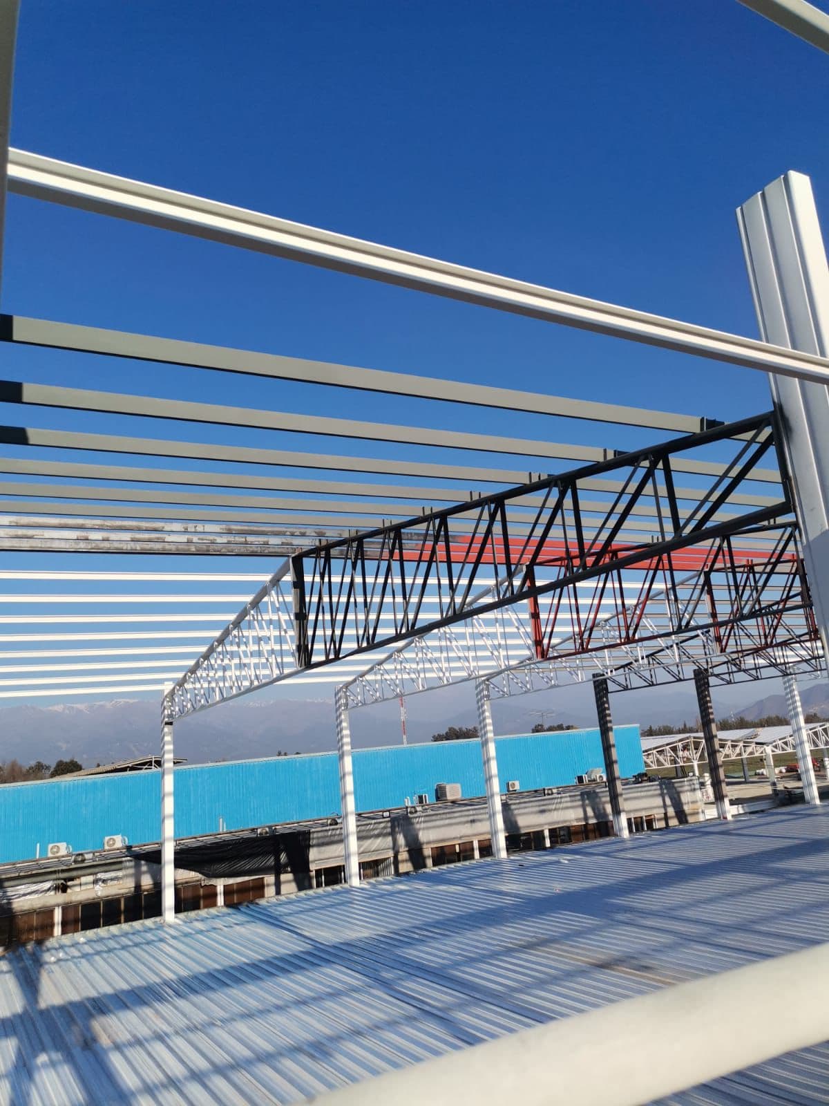 Estructura metálica exterior con montañas al fondo