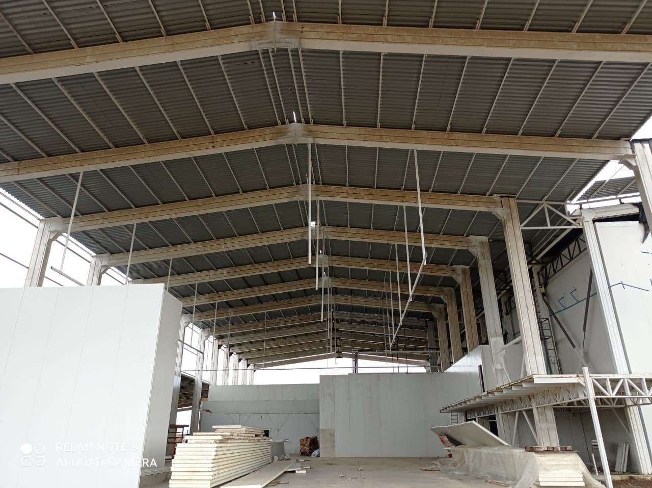 Galpon industrial con estructura metálica protegida terminada