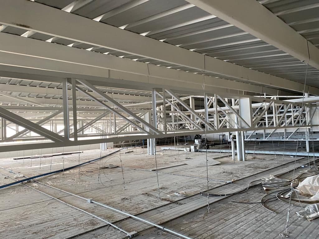 Interior de estructura metálica de gran escala con vigas protegidas