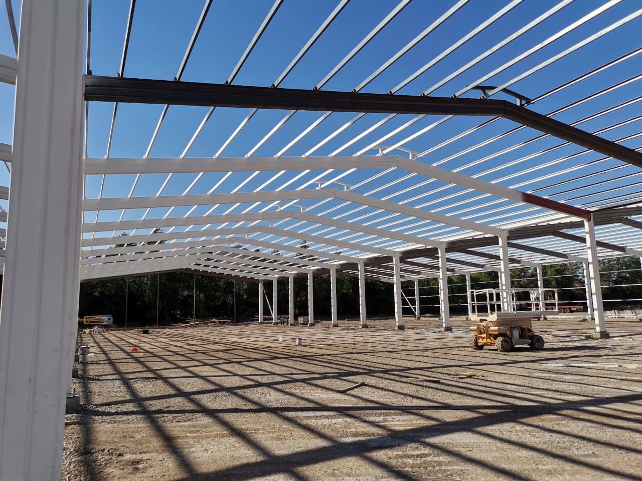 Nave industrial con estructura metálica protegida vista exterior