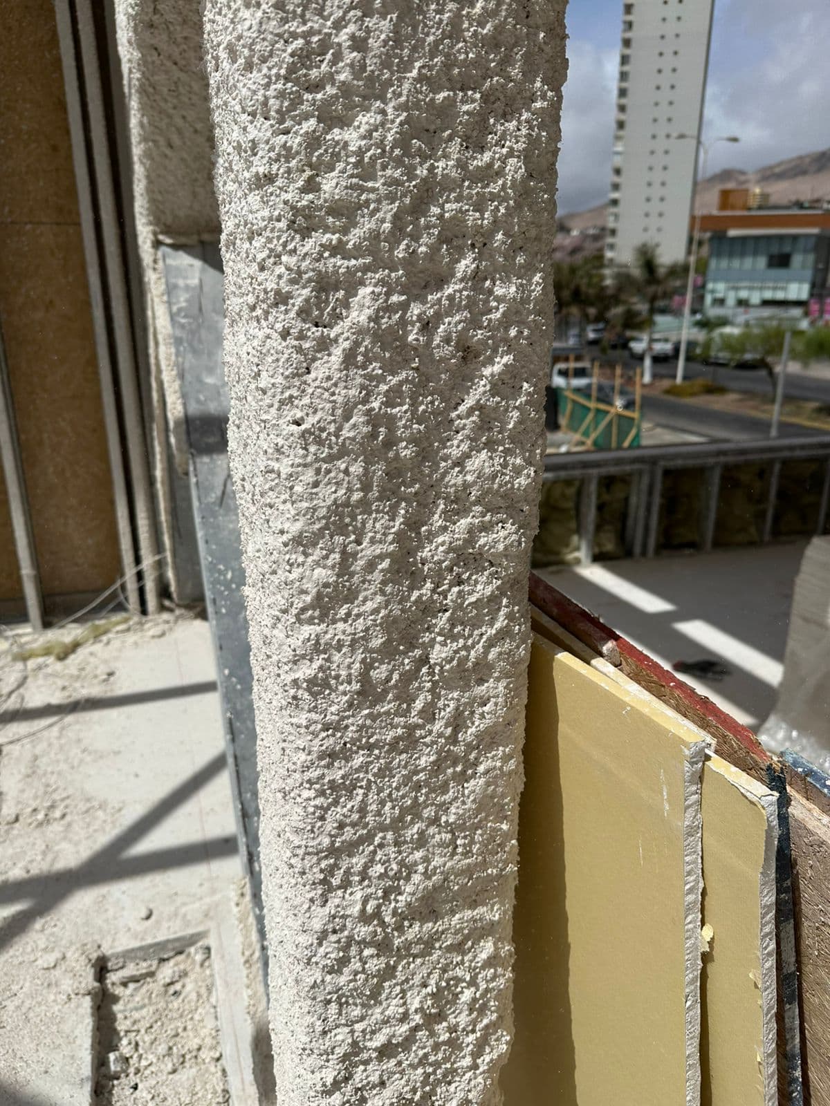 Columna de edificio comercial con mortero ignífugo proyectado en altura
