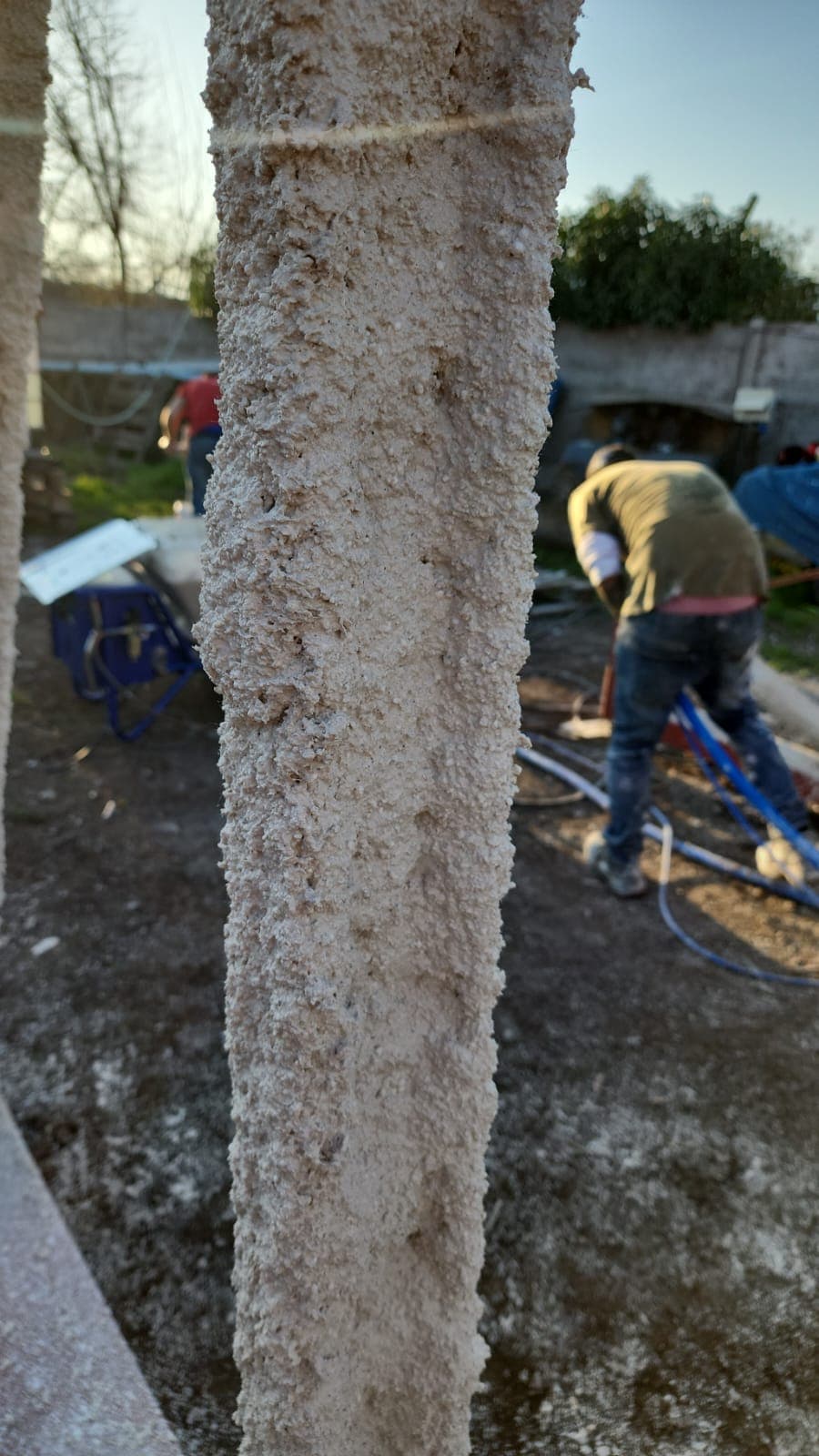Detalle de columna exterior con mortero ignífugo proyectado