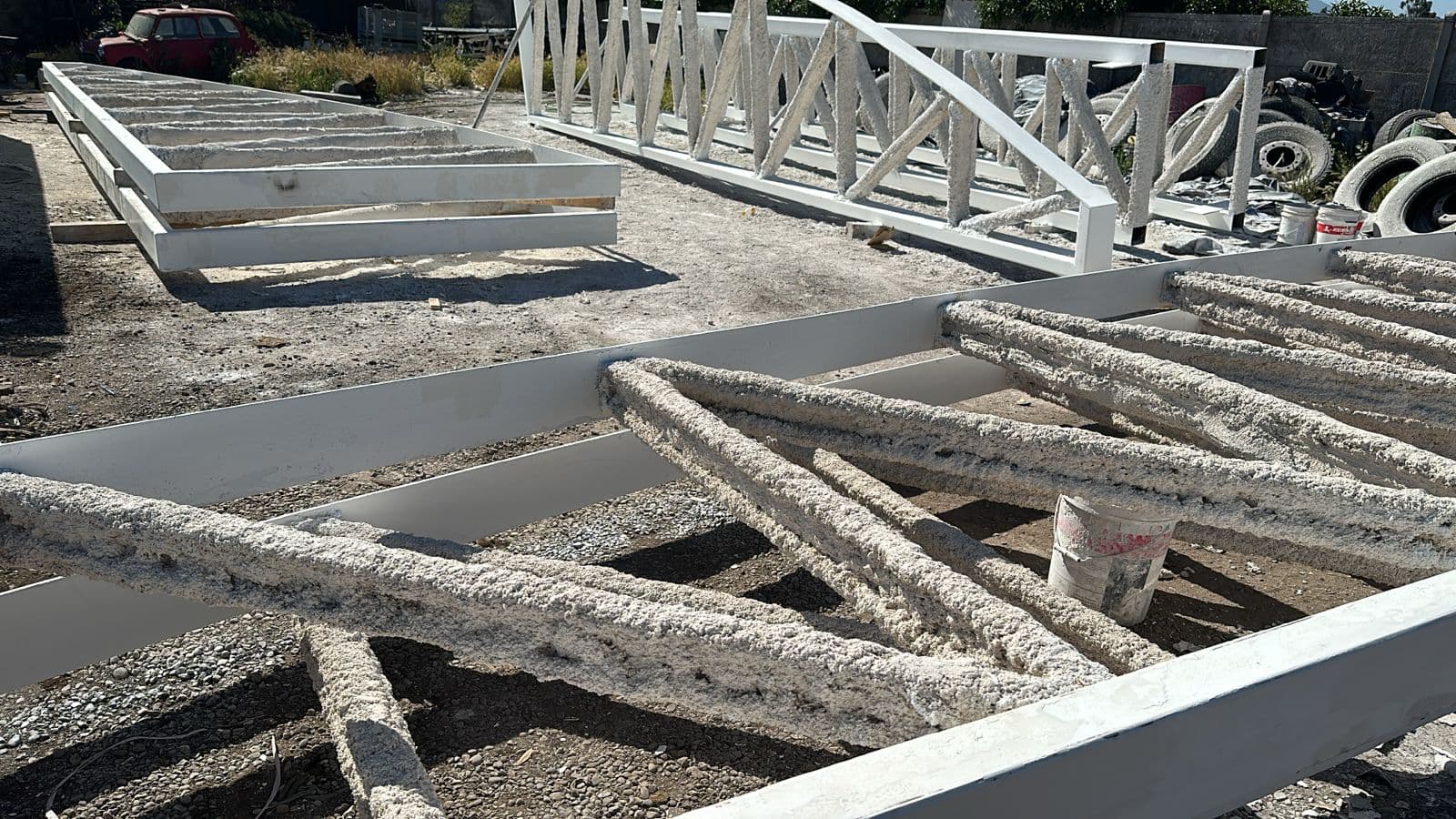 Aplicación de pintura intumescente airless en patio de maestranza
