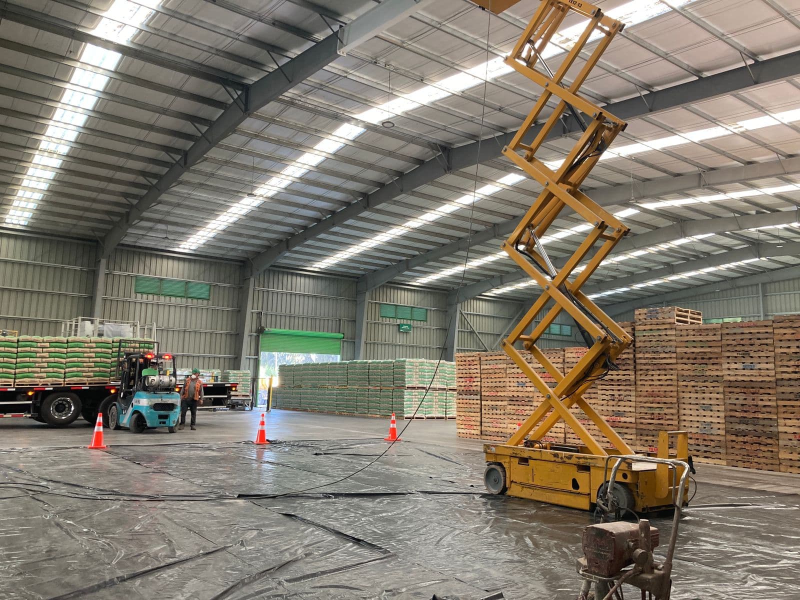 Interior de bodega logística con estructura metálica protegida
